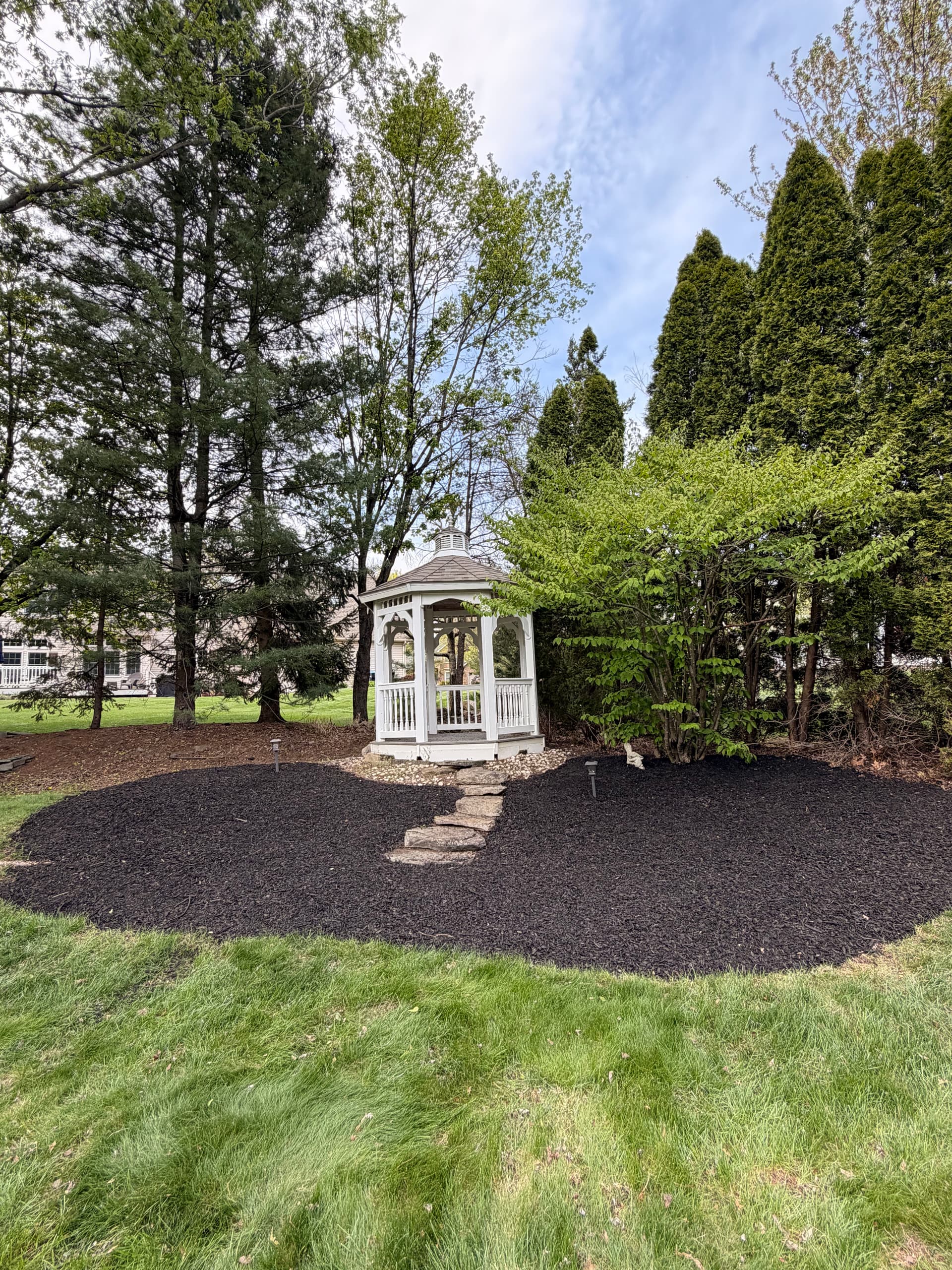 Gallery photos for Shrub Trimming and Bed Cleanup Done Right in Bethlehem: Image #2