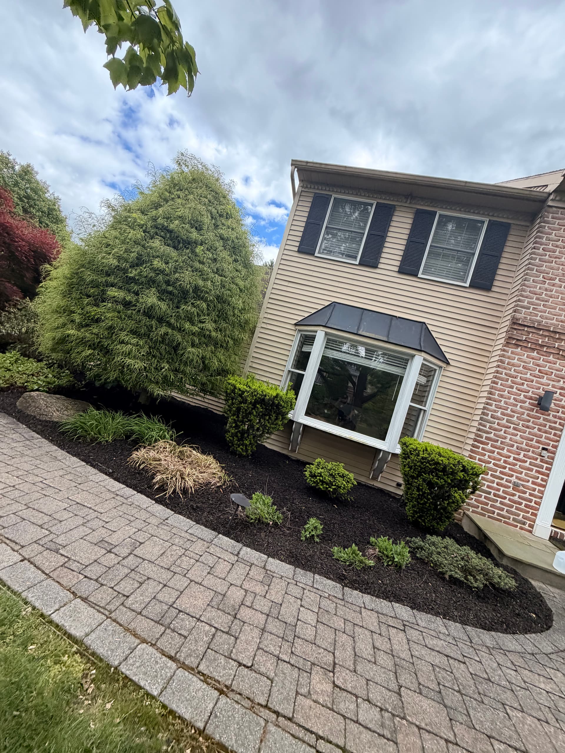 Gallery photos for Fresh Mulch and Clean Beds Across Bethlehem and the Lehigh Valley: Image #2